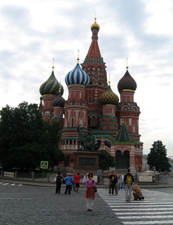 Nhà thờ Thánh Basil được xây dựng vào năm 1552, vẫn lung linh trên Quảng trường như một biểu tượng của kiến trúc Nga truyền thống.